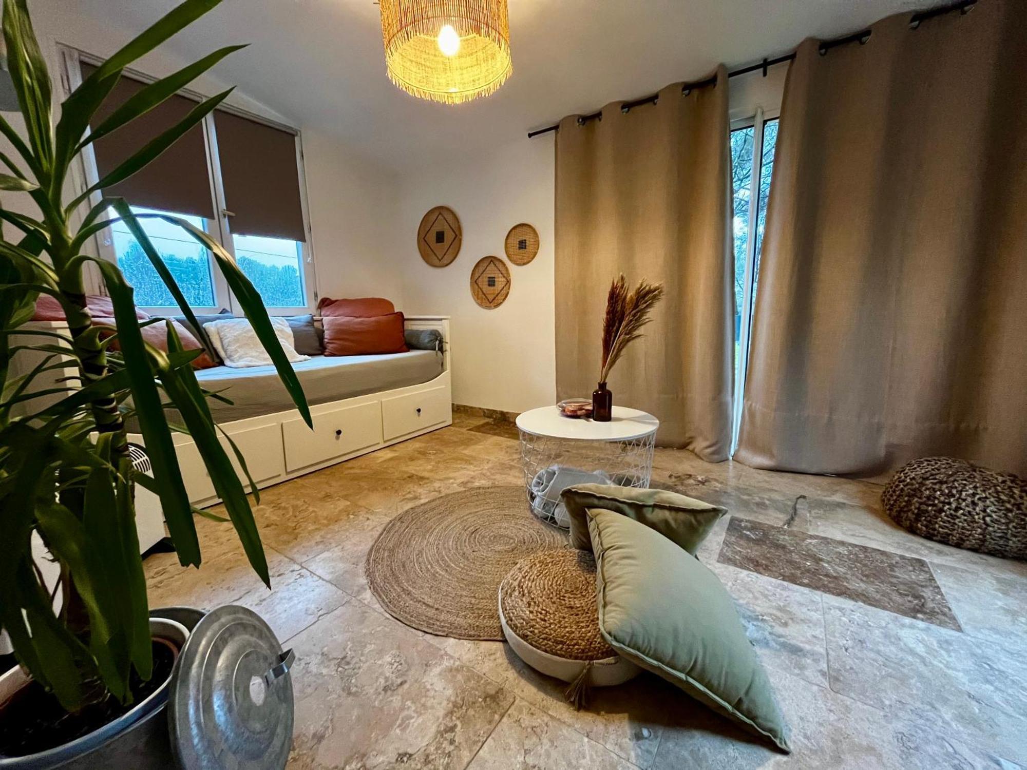 Maison Provencale Au Calme De La Campagne Avec Jacuzzi Aix-en-Provence Bagian luar foto