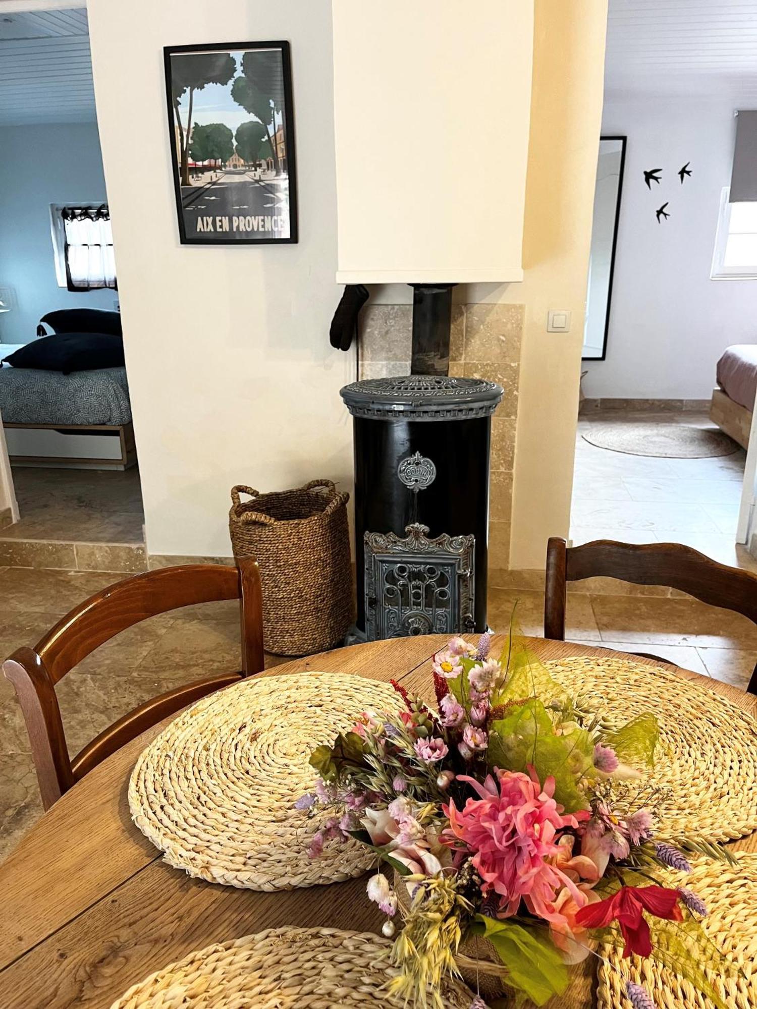 Maison Provencale Au Calme De La Campagne Avec Jacuzzi Aix-en-Provence Bagian luar foto